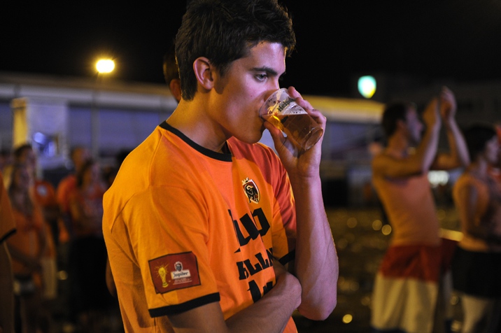 Droevenis na de door Nederland van Spanje met 0-1 verloren WK wedstrijd. Breda Chasseplein 2010.