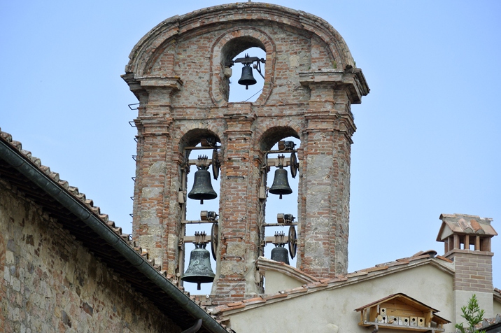 Monteciano met prachtige smalle straatjes en stadsmuur